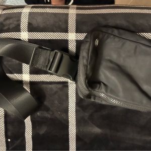 Lululemon black belt bag Guc
